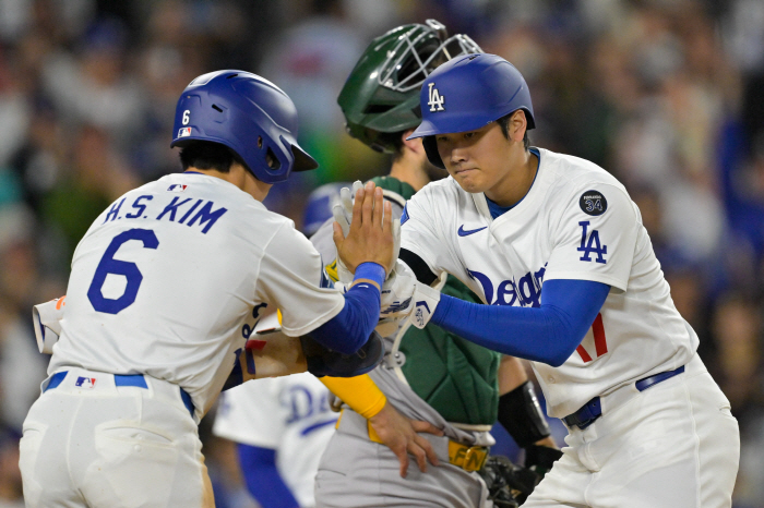 A ceremony between Kim Hye-sung and Ohtani, a polite high-five, and now a common landscape LAD victory formula