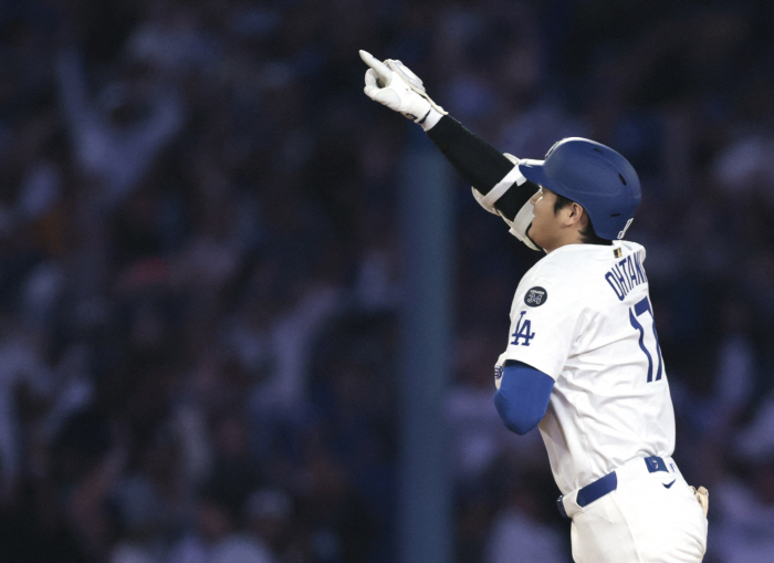 A ceremony between Kim Hye-sung and Ohtani, a polite high-five, and now a common landscape LAD victory formula