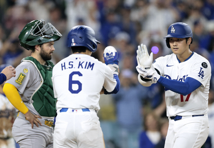 A ceremony between Kim Hye-sung and Ohtani, a polite high-five, and now a common landscape LAD victory formula