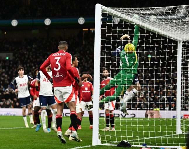 Chin trajectory → fantastic corner kick goal Son Heung-min won another goal of the year...'Flower Boy' Born 2006 in Veribal, the player of the year award went to the public