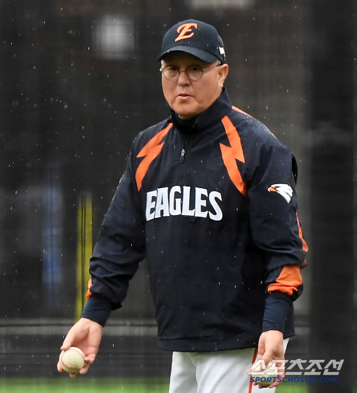 Coach Dahl, who watched the training in the rain, took care of the players even though the game was canceled 