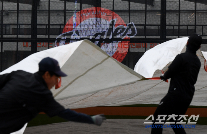 Coach Dahl, who watched the training in the rain, took care of the players even though the game was canceled 