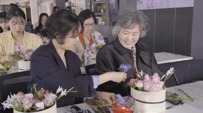 Daewoong Pharmaceutical's Lee Jee-Due will hold the Kimi Ampoule Flower Class Rose Widue with mother and daughter