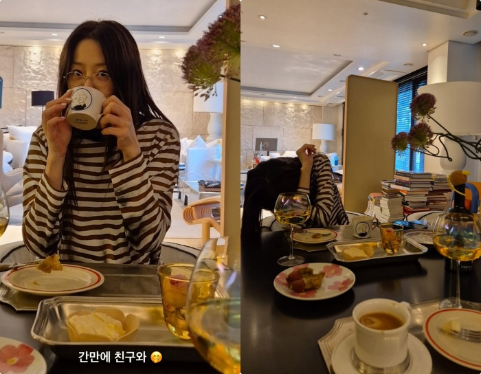 Go Hyunjung, twist with a glass of wine..a pleasant daily life with a friend after a long time