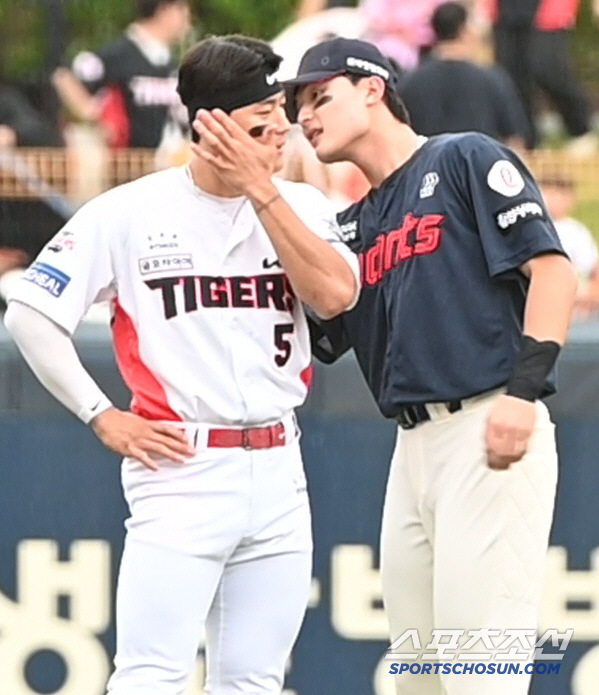 Handsome guy Kim Do-young and best friend Yoon Dong-hee are warm to the ground meeting. 