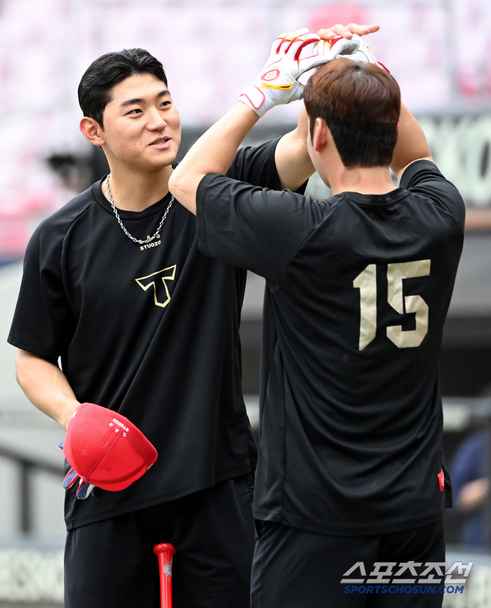 Handsome guy Kim Do-young and best friend Yoon Dong-hee are warm to the ground meeting. 