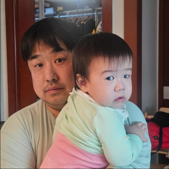 Kang Jae-joon's son is capable of piercing his cell phone's face recognition...I'm you and you're me