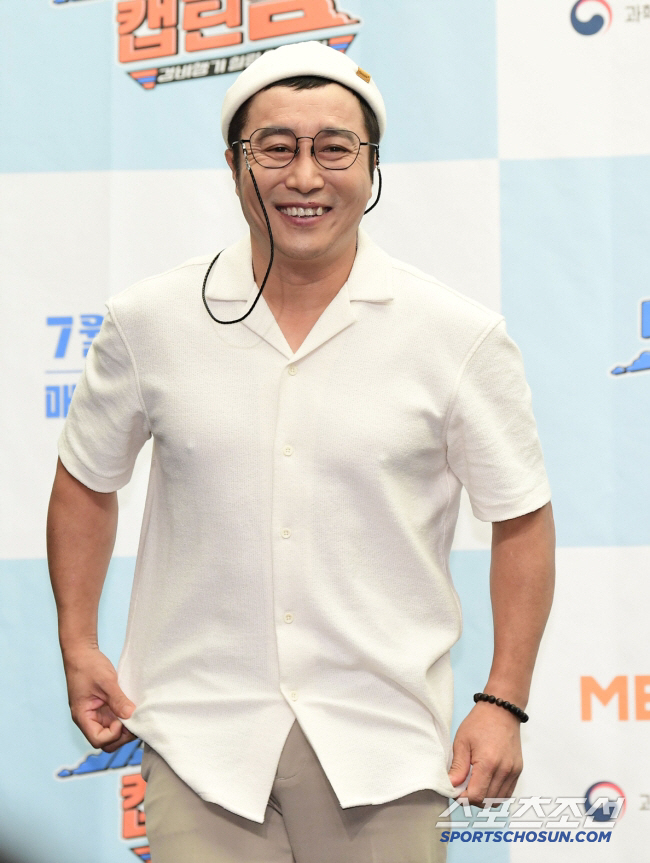 Kim Byung-man's swollen hands  clear teeth marks after being withdrawn by giant centipedes