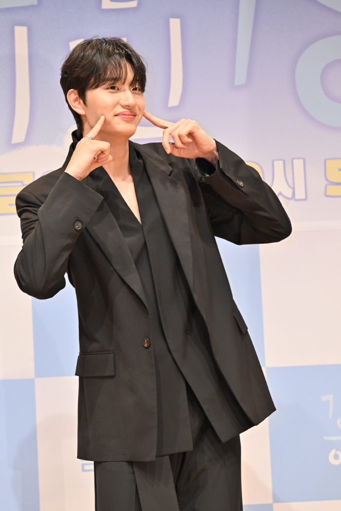 Lee Minjung, I am a freshman and Kim Jaewon was born in 2001...The youngest line's chemistry for variety shows is announced