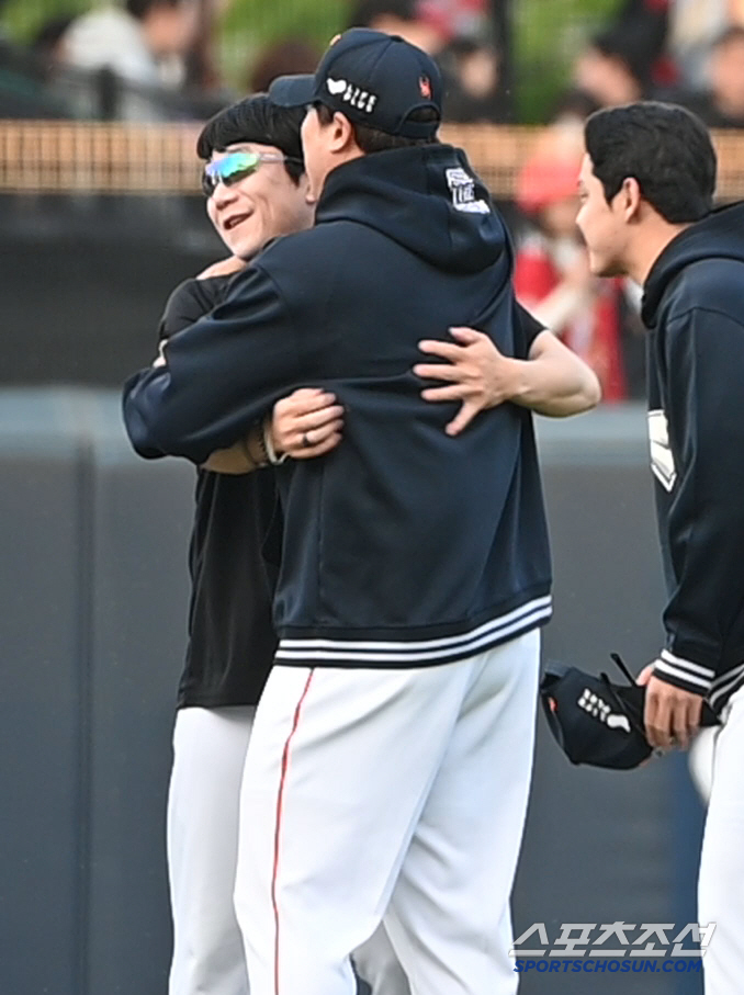 Let's get some monster energy. Yang Hyun-jong's black heart-filled touch to pet Ryu Hyun-jin