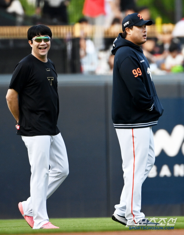 Let's get some monster energy. Yang Hyun-jong's black heart-filled touch to pet Ryu Hyun-jin