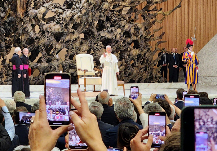  Disney Live coverage of Pope Leo XIV's coronation...Transmitted worldwide at 5 p.m. on the 18th