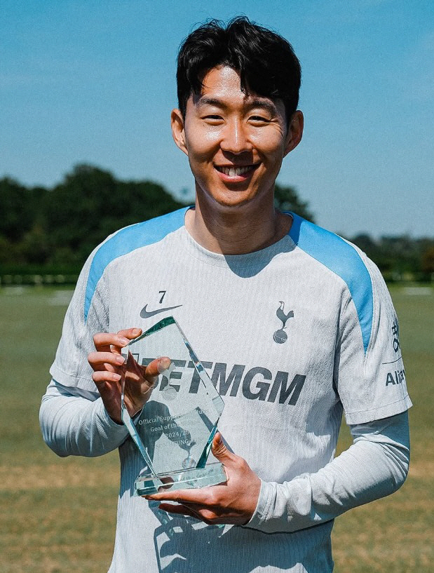  Son Heungmin is crazy! Tottenham's 5th Tottenham Goal of the Year Award as a fantastic corner kick goal against Manchester United