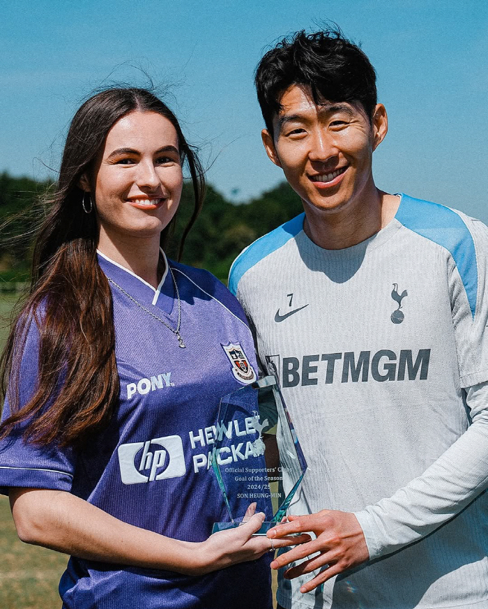 Son Heungmin is crazy! Tottenham's 5th Tottenham Goal of the Year Award as a fantastic corner kick goal against Manchester United