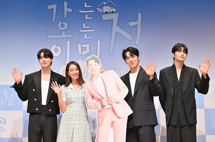  Lee Min-jung, who chose 'Ga-jeong Oh Min-jeong' for the first time in six years, even walked her real name. 