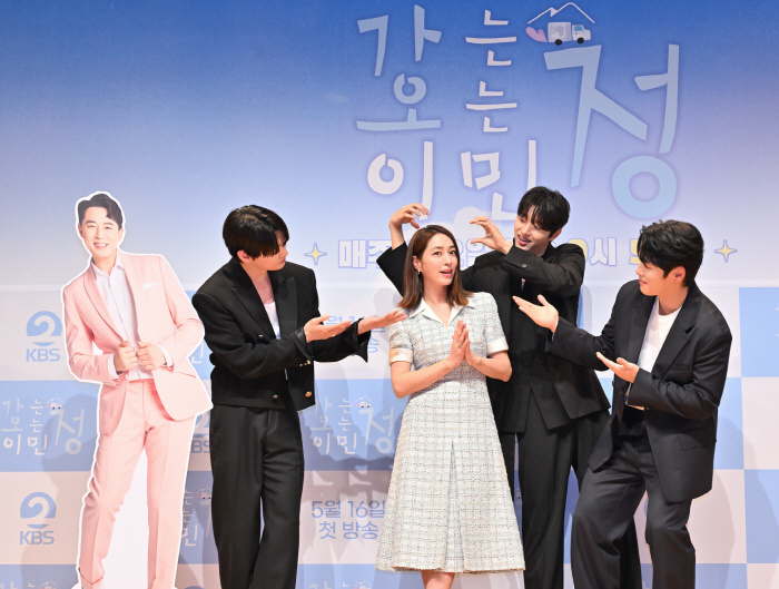  Lee Min-jung, who chose 'Ga-jeong Oh Min-jeong' for the first time in six years, even walked her real name. 