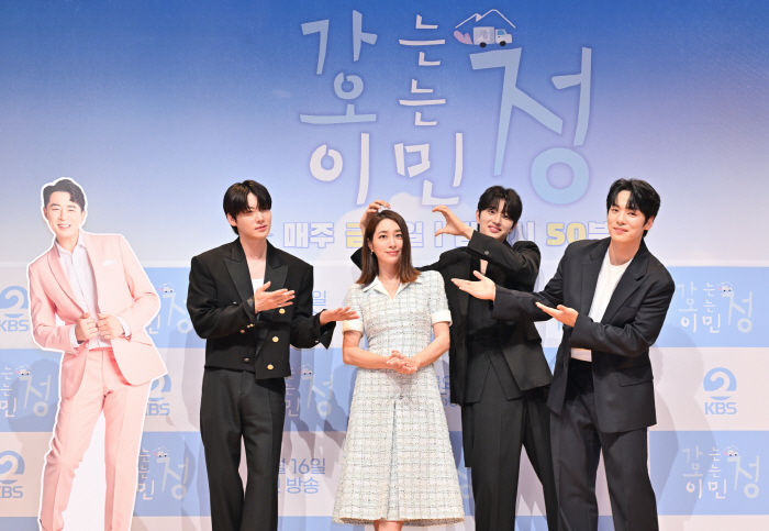  Lee Min-jung, who chose 'Ga-jeong Oh Min-jeong' for the first time in six years, even walked her real name. 