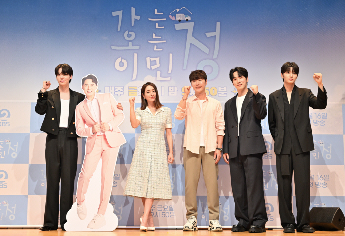  Lee Min-jung, who chose 'Ga-jeong Oh Min-jeong' for the first time in six years, even walked her real name. 