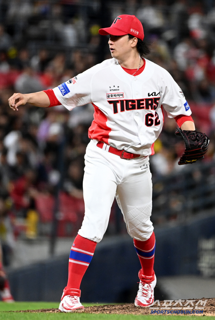 Stand shoulder to shoulder with Sun Dong Ryol! 24-year-old young closer escapes the tie in the 8th inning → Until the 9th inning, multi-inning...He once again carved a name in Tigers history.