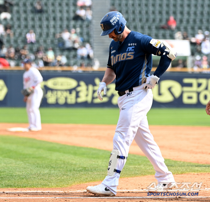 Swing training in the coaches' room...Be careful not to make a hole in the floor. It's over in 47 days! Coach Lee Ho-joon's white uniform was unfamiliar. 