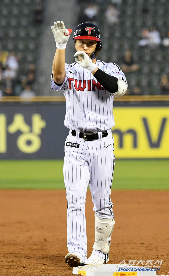 There's no finishing, but you don't have to make a save situation. The decisive three hits in the eighth inning made by Hong Chang-ki, Moon Sung-joo and Shin Min-jae substitutes. LG Becomes Strong 