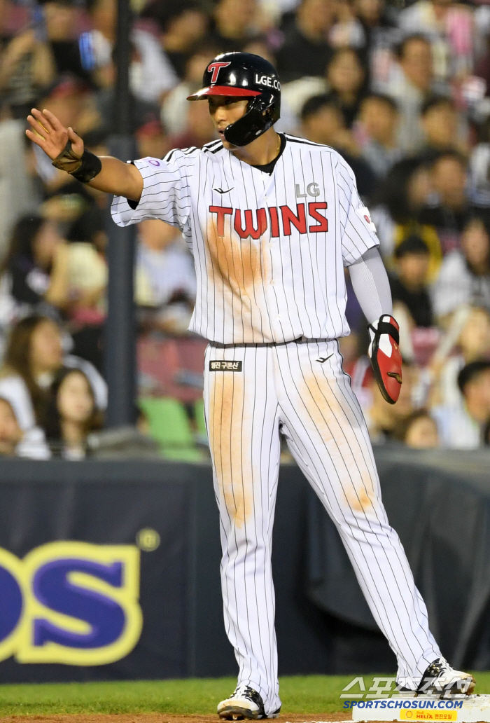 There's no finishing, but you don't have to make a save situation. The decisive three hits in the eighth inning made by Hong Chang-ki, Moon Sung-joo and Shin Min-jae substitutes. LG Becomes Strong 