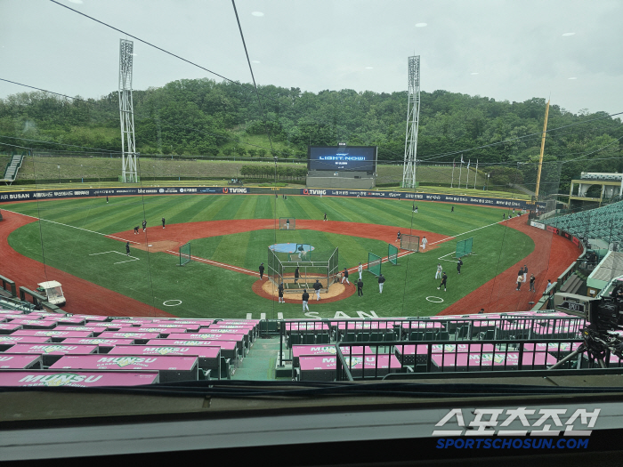 Today is a day without baseball, the first home game of Ulsan and NC, soaked, was postponed to DH the next day 