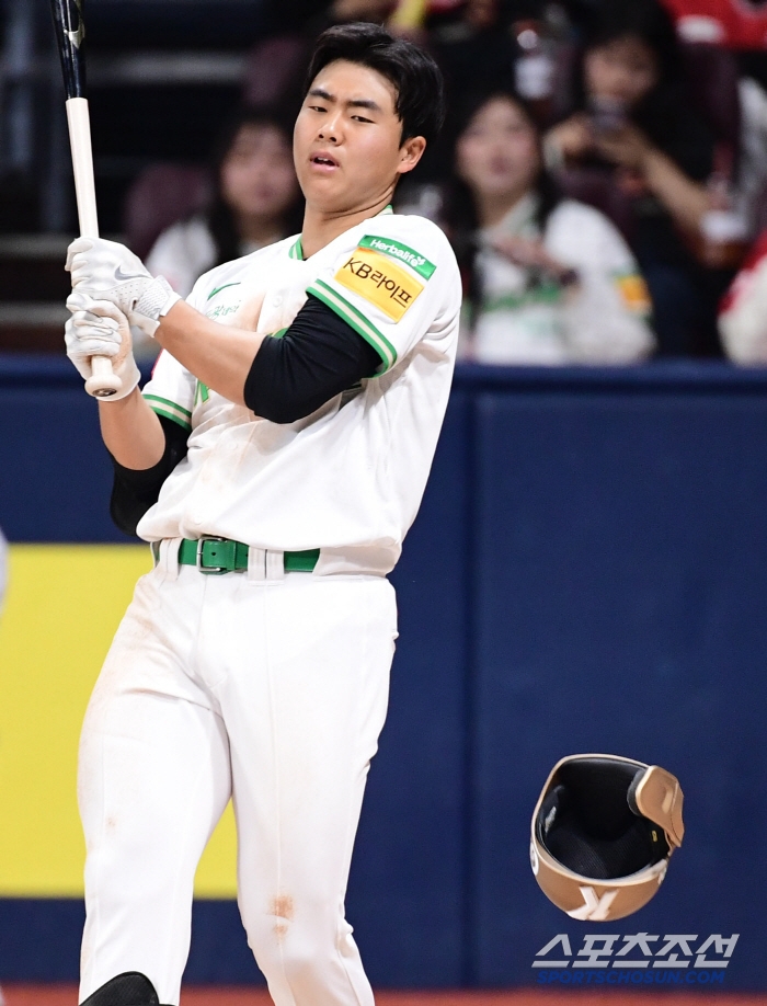 Welcome rain in six consecutive losses → Unfamiliar DH's first experience...The head coach's complicated intentions with laughter 