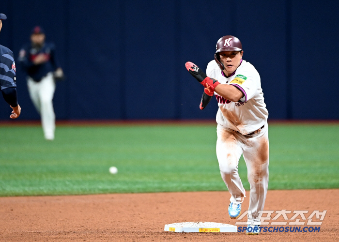 Welcome rain in six consecutive losses → Unfamiliar DH's first experience...The head coach's complicated intentions with laughter 