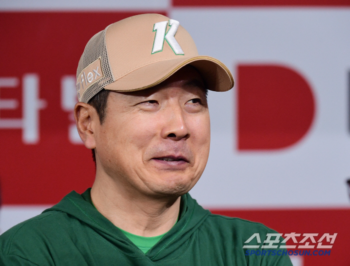 Welcome rain in six consecutive losses → Unfamiliar DH's first experience...The head coach's complicated intentions with laughter 
