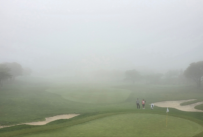 What's wrong with the weather? Also, will it be possible to stop in three hours due to thick fog, forecast heavy rain in the afternoon, and defend 54 holes 