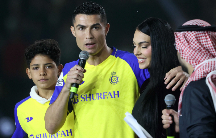 Why is this the new pope, Ronaldo rather than Messi! Regulation patience and competitive desire highly appreciated