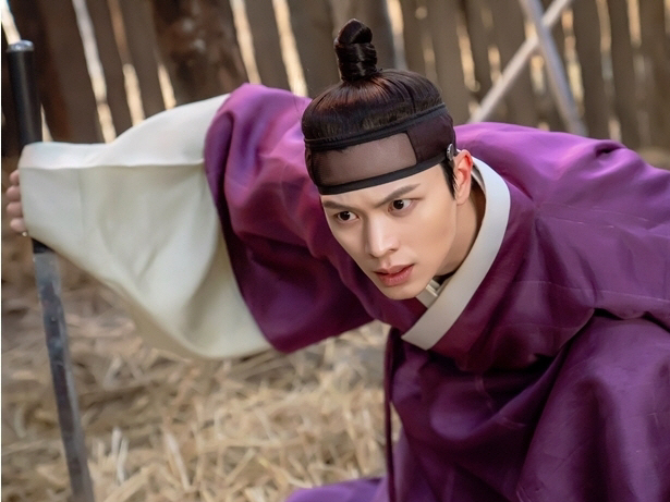 Yook Sung-jae, Cha Cheong-hwa, to the tiger's den to save the 'Going Palace'...A struggle with a knife