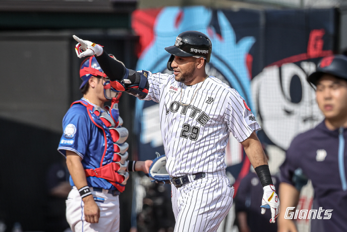 05 → 75 A big reversal of the sold-out seagull! Three-run  Finalist Reyes Five-RBI Bulbat...Lotte wins the first round of DH against Samsung in the eighth inning of the promise 