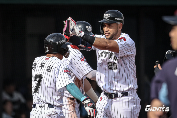 05 → 75 A big reversal of the sold-out seagull! Three-run Finalist Reyes Five-RBI Bulbat...Lotte wins the first round of DH against Samsung in the eighth inning of the promise