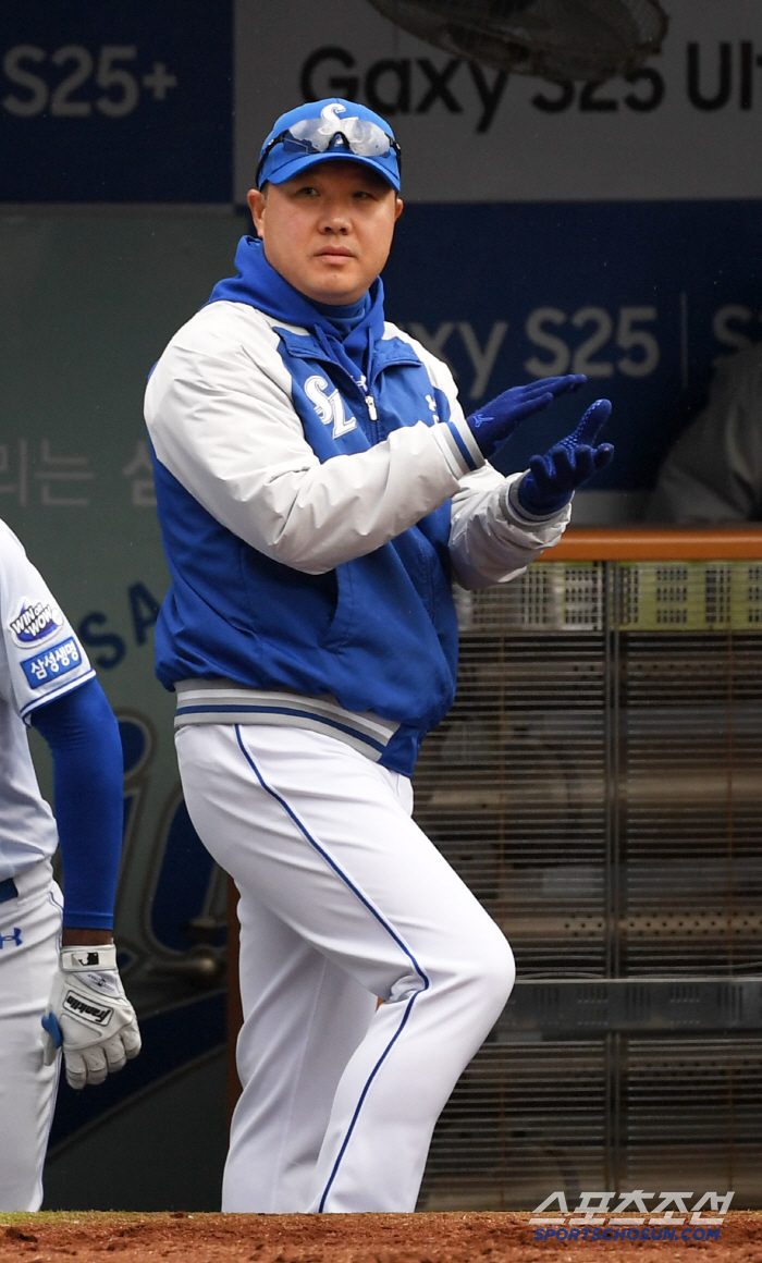 Are you glad to see a doubleheader? Escaping 8 consecutive losses → Why the national shortstop's face is full of smiles today in summer weather 