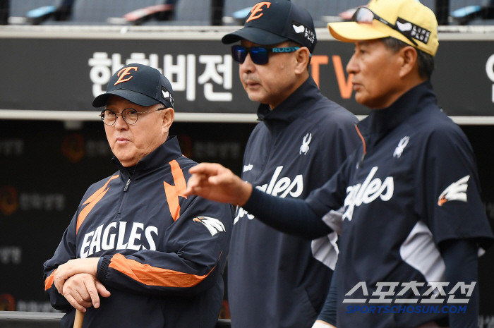 Coach Kim Kyung-moon has lost three games in a row after 12 consecutive wins, and it's a shame that the first game against Doosan is over, so we should forget
