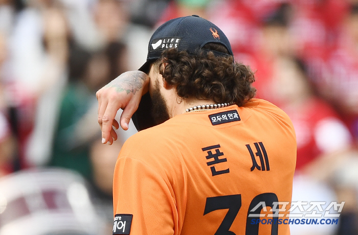 Fonce 18K One Man Show with tears on the mound in excitement at the new record!!! Hanwha has lost consecutive games. 