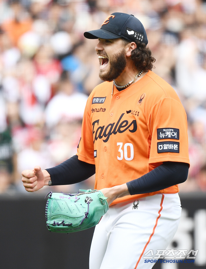 Fonce 18K One Man Show with tears on the mound in excitement at the new record!!! Hanwha has lost consecutive games. 