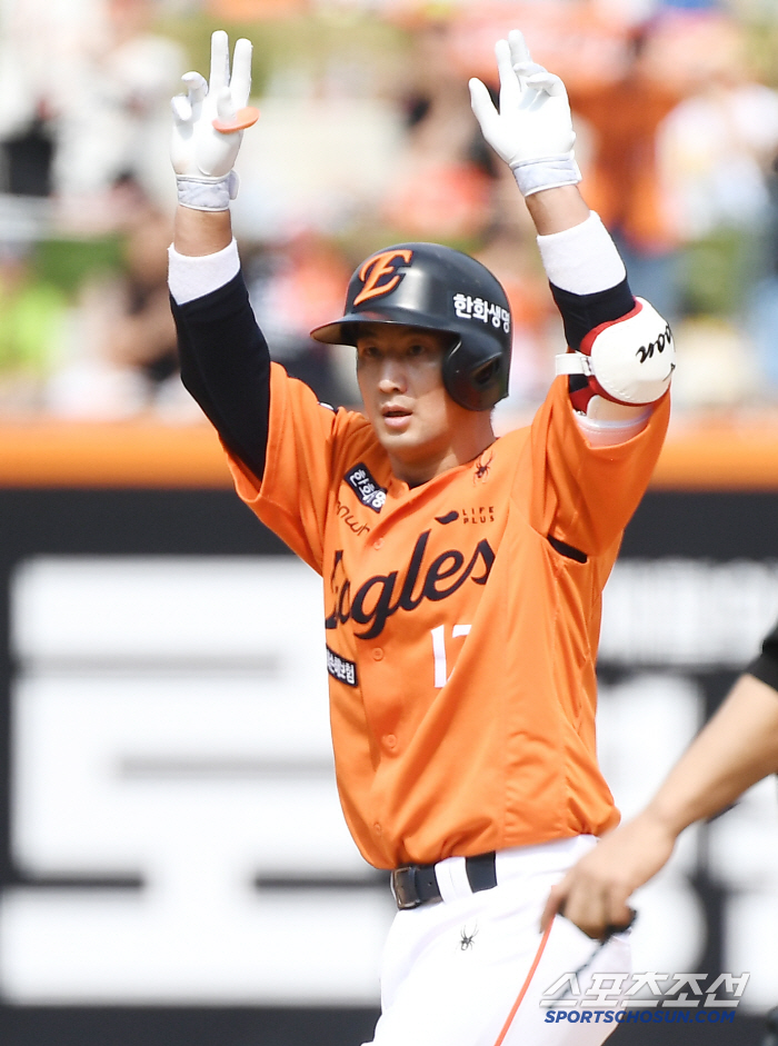 Fonce 18K One Man Show with tears on the mound in excitement at the new record!!! Hanwha has lost consecutive games. 