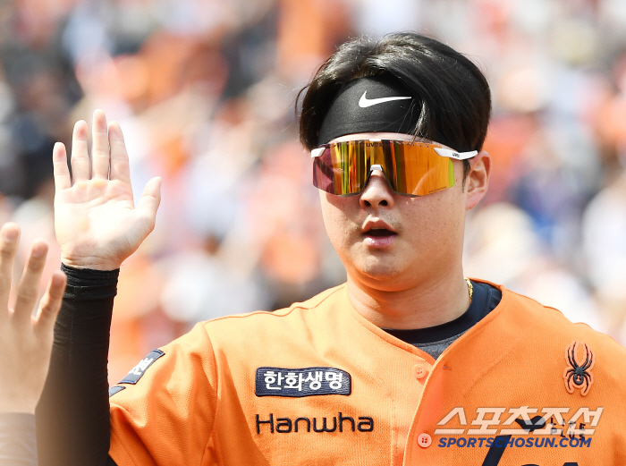 Fonce 18K One Man Show with tears on the mound in excitement at the new record!!! Hanwha has lost consecutive games. 
