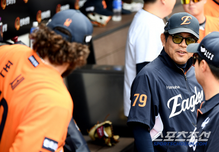 Fonce 18K One Man Show with tears on the mound in excitement at the new record!!! Hanwha has lost consecutive games. 