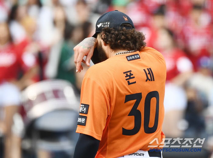 Fonce 18K One Man Show with tears on the mound in excitement at the new record!!! Hanwha has lost consecutive games. 
