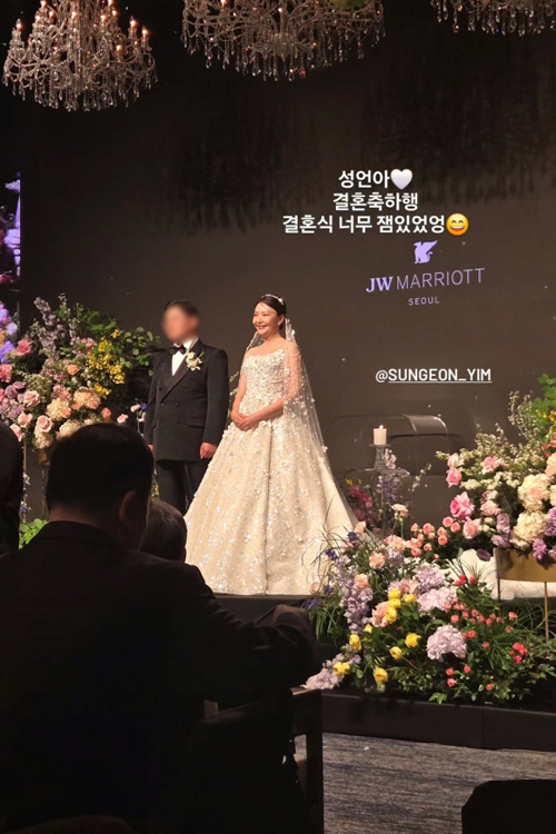 Im Sung-eon, ♥ Happiness next to a sincere groom..admiration of the dress
