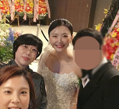 Im Sung-eon, ♥ Happiness next to a sincere groom..admiration of the dress