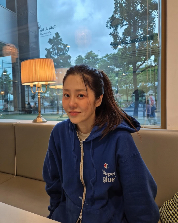 Ko Hyun-jung is reeling from the fact that it's hard to walk after a major surgery
