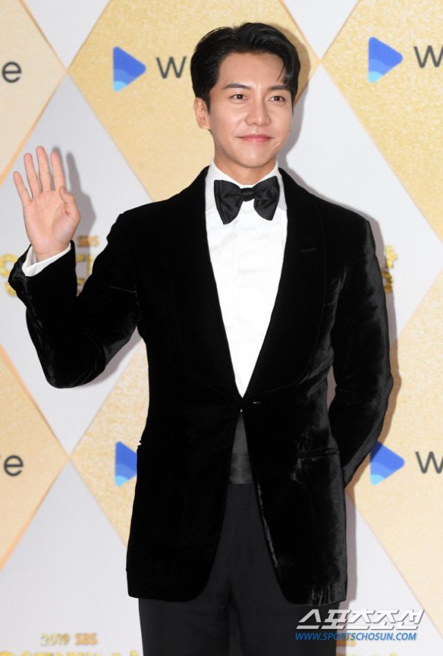 Lee Seung-gi Makes First Competitive Stage Appearance in 21 Years on Immortal Songs