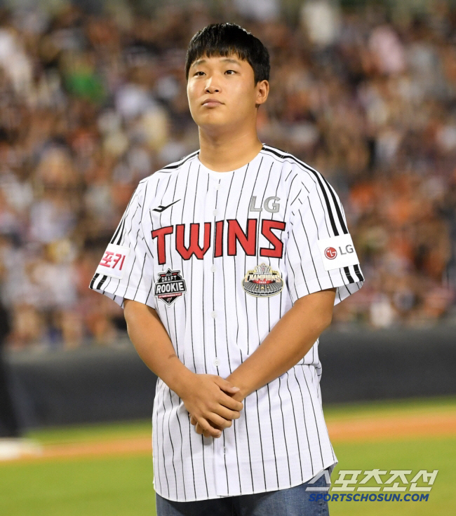 LG's first rookie fielder in 25 years to advance to the first team. 5R outfielder Park Kwan-woo registered. Just because I'm good at defense
