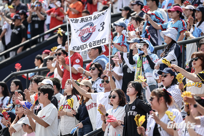 Lotte Double Header Sweep! Benkle Crisis → 5 Points Big Inning → Coach's exit → 3 Points → Confused Mistakes…Saturday night's struggle for the resignation of a mixed bag 