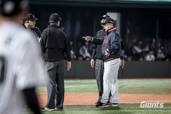 Lotte Double Header Sweep! Benkle Crisis → 5 Points Big Inning → Coach's exit → 3 Points → Confused Mistakes…Saturday night's struggle for the resignation of a mixed bag 